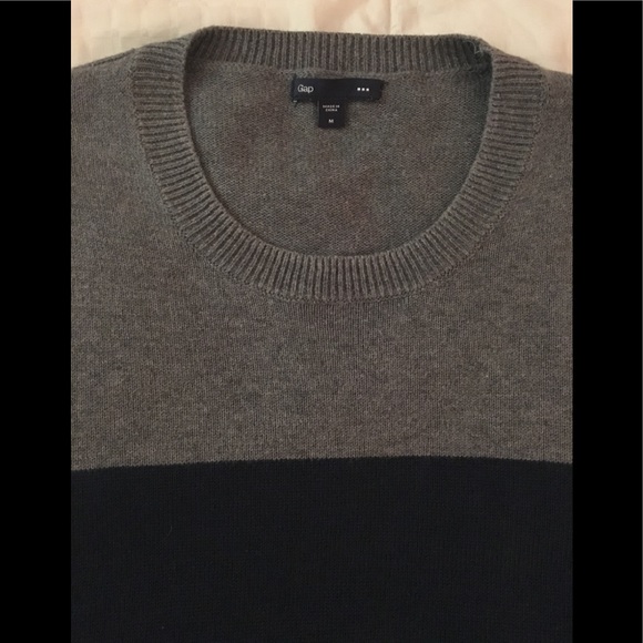Gap.  NWOT.  Sweater.  Size Medium - Picture 2 of 5